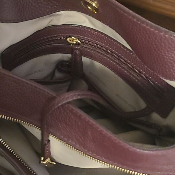 Michael Kors Plum Leather Shoulder Bag with Gold Accents - Picture 4 of 9